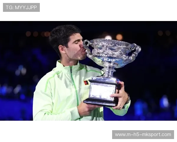 阿尔卡拉斯澳网捧杯,达成全满贯最年轻录